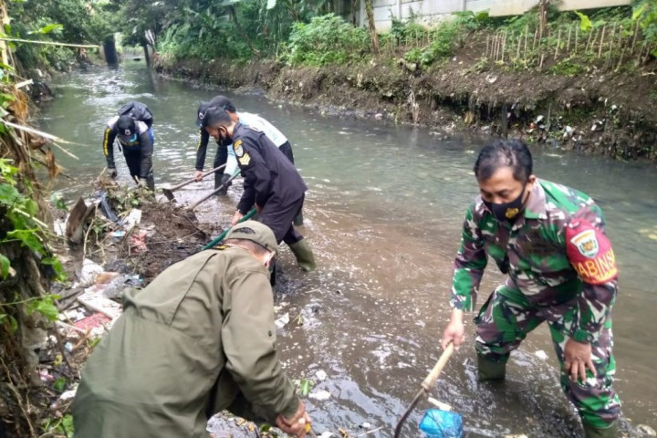 PEMELIHARAAN ALAT AWLR DI PINTU AIR HEK, KALIBRASI ALAT DENGAN PEILL DAN PENGIKATAN PIPA